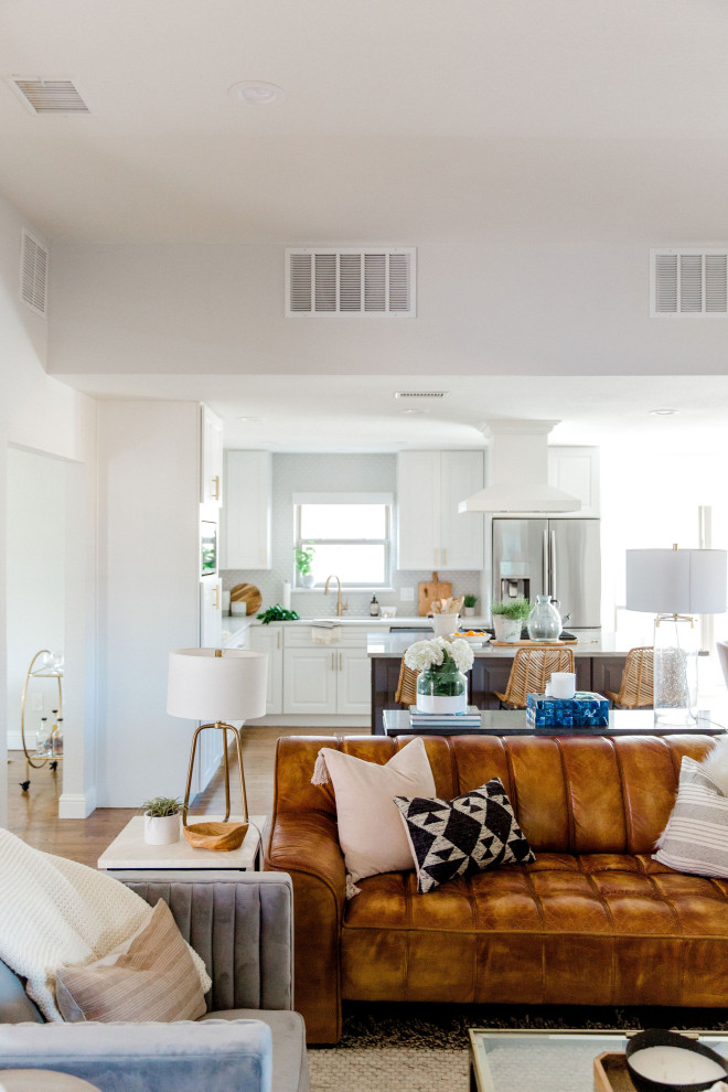 Example of a transitional home design design in Dallas
