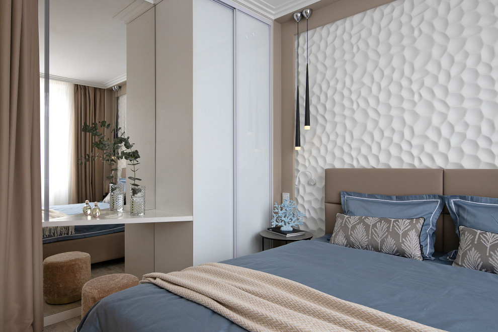 Mittelgroßes Modernes Hauptschlafzimmer mit weißer Wandfarbe, Vinylboden, beigem Boden, eingelassener Decke und Wandpaneelen in Sonstige