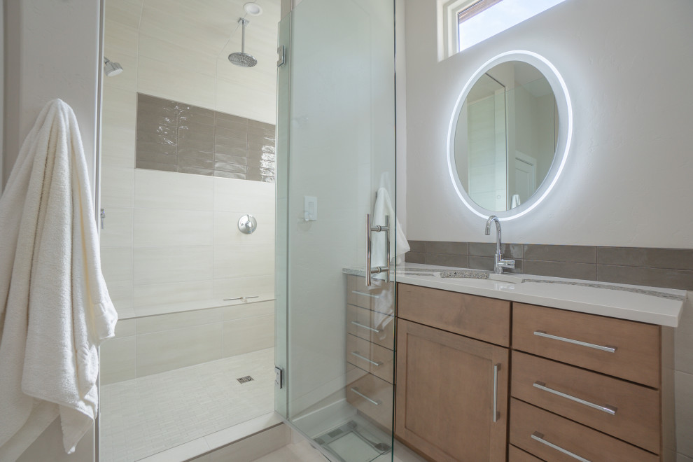 Пример оригинального дизайна: главная ванная комната среднего размера в стиле неоклассика (современная классика) с фасадами в стиле шейкер, светлыми деревянными фасадами, отдельно стоящей ванной, двойным душем, унитазом-моноблоком, бежевой плиткой, керамогранитной плиткой, бежевыми стенами, полом из керамогранита, врезной раковиной, столешницей из гранита, бежевым полом, душем с распашными дверями, белой столешницей, тумбой под две раковины и напольной тумбой