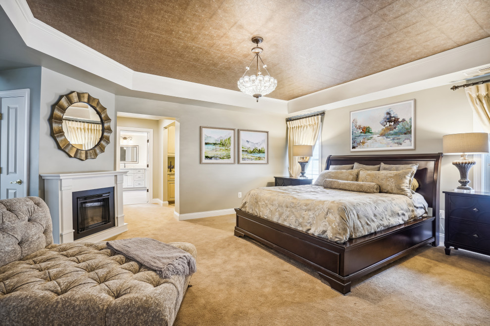 Cette photo montre une chambre chic de taille moyenne avec un mur beige, une cheminée standard, un manteau de cheminée en bois et un plafond décaissé.