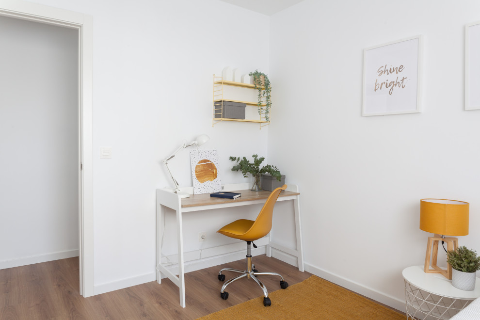 Inspiration för ett litet minimalistiskt hemmastudio, med vita väggar, mellanmörkt trägolv, ett fristående skrivbord och brunt golv