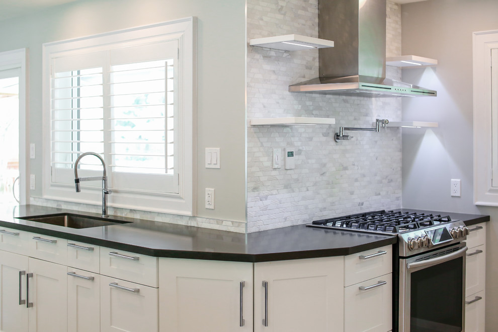 Transitional kitchen photo in Toronto