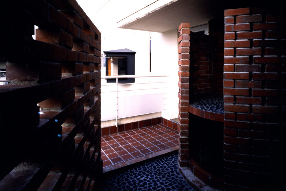 Exempel på en liten modern balkong insynsskydd, med räcke i metall