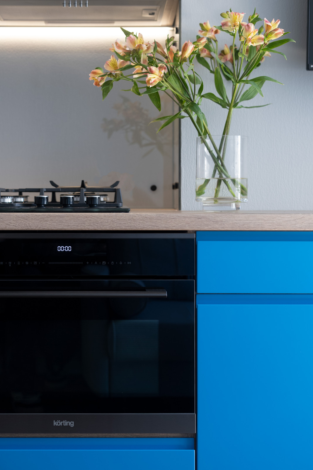 Многофункциональная кухня в ярком цвете