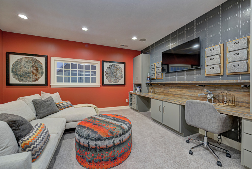 Cette photo montre un bureau tendance de taille moyenne et de type studio avec un mur multicolore, moquette, un bureau intégré et un sol gris.
