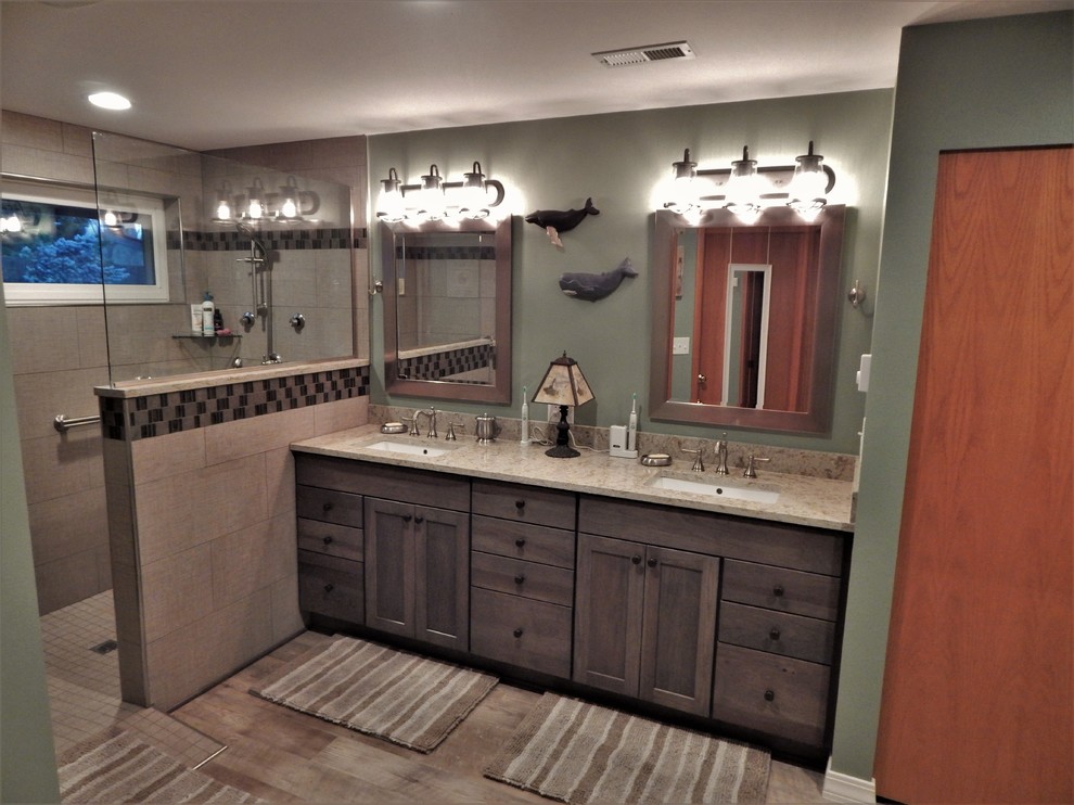 Example of a transitional home design design in Seattle