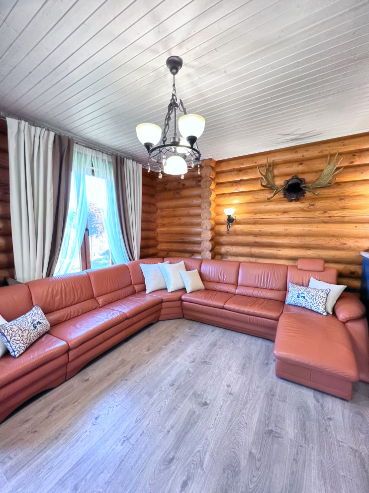 На фото: гостиная комната среднего размера, в белых тонах с отделкой деревом в современном стиле с коричневыми стенами, полом из ламината, отдельно стоящим телевизором, зоной отдыха и серым полом с