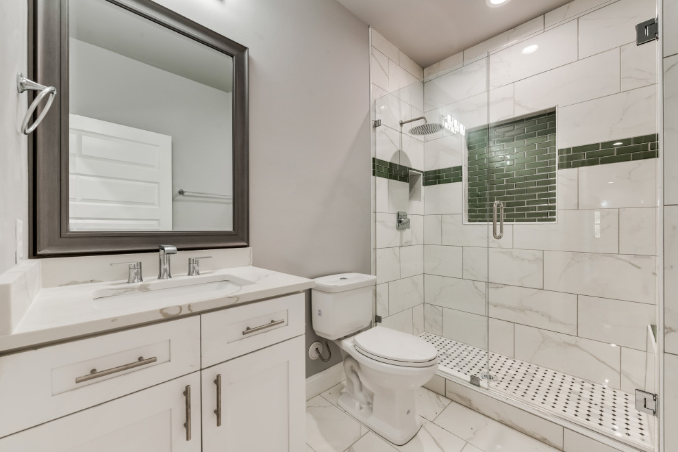 Idéer för att renovera ett litet vintage vit vitt badrum med dusch, med skåp i shakerstil, vita skåp, en dusch i en alkov, en toalettstol med hel cisternkåpa, vit kakel, keramikplattor, grå väggar, klinkergolv i porslin, ett nedsänkt handfat, bänkskiva i kvartsit, vitt golv och dusch med gångjärnsdörr