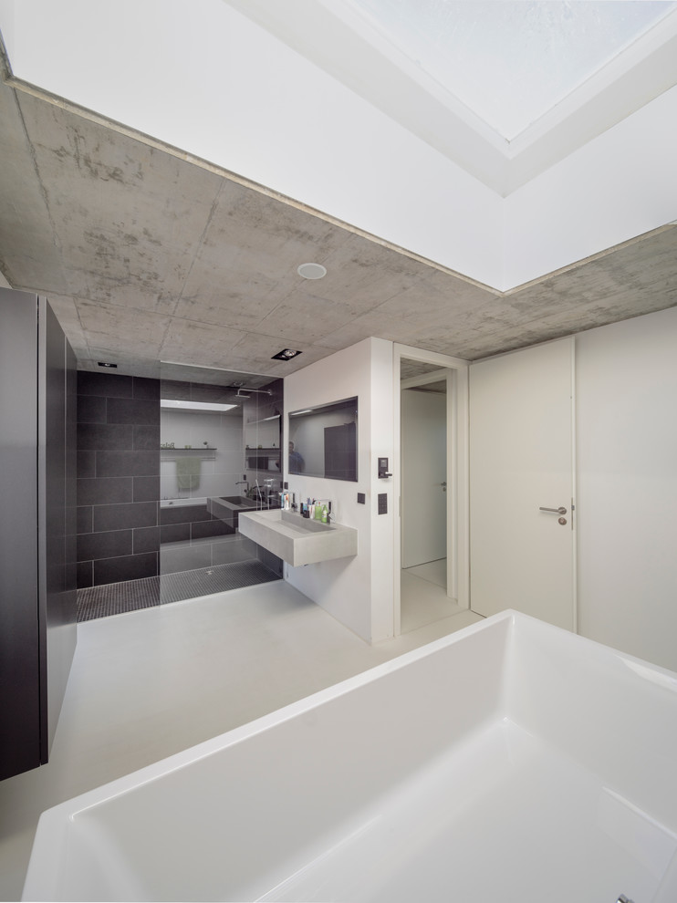 Photo of a contemporary bathroom in Stuttgart.