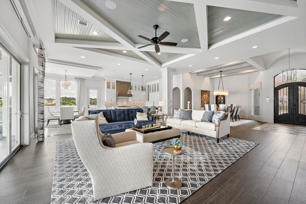 Esempio di un grande soggiorno classico aperto con soffitto a cassettoni, pareti beige, pavimento in gres porcellanato e pavimento marrone