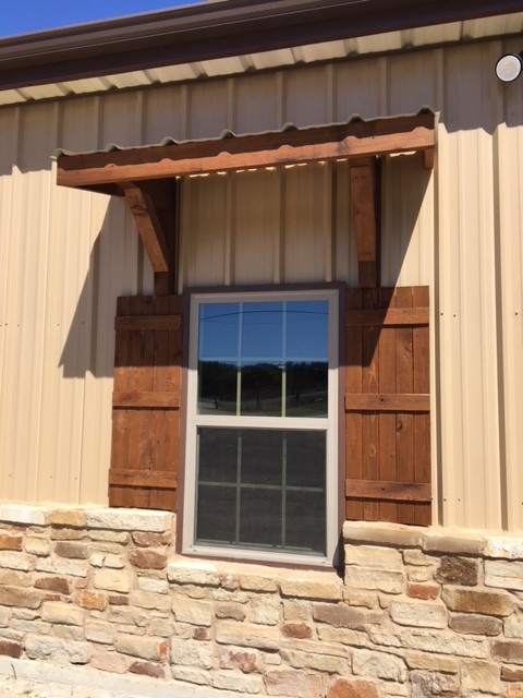 Example of a mountain style home design design in Austin