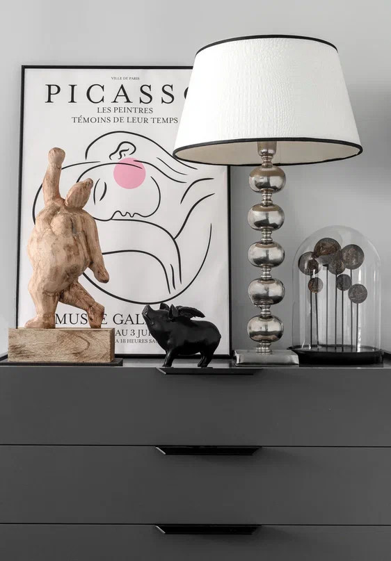 Квартира в стиле фьюжен с золотистой вытяжкой и коллекцией статуэток