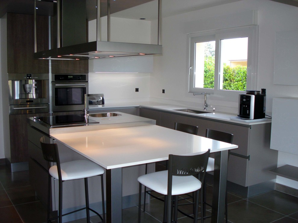 Photo of a modern kitchen in Le Havre.
