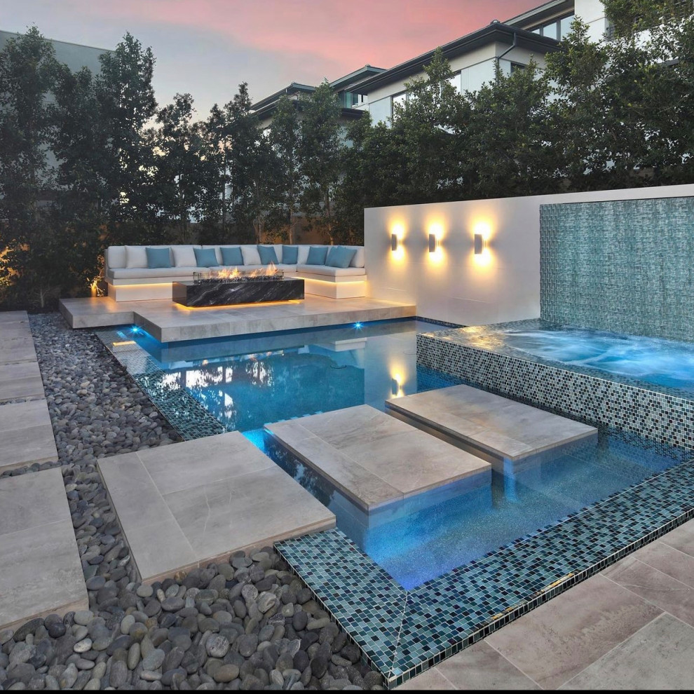 Diseño de piscina moderna grande en patio trasero