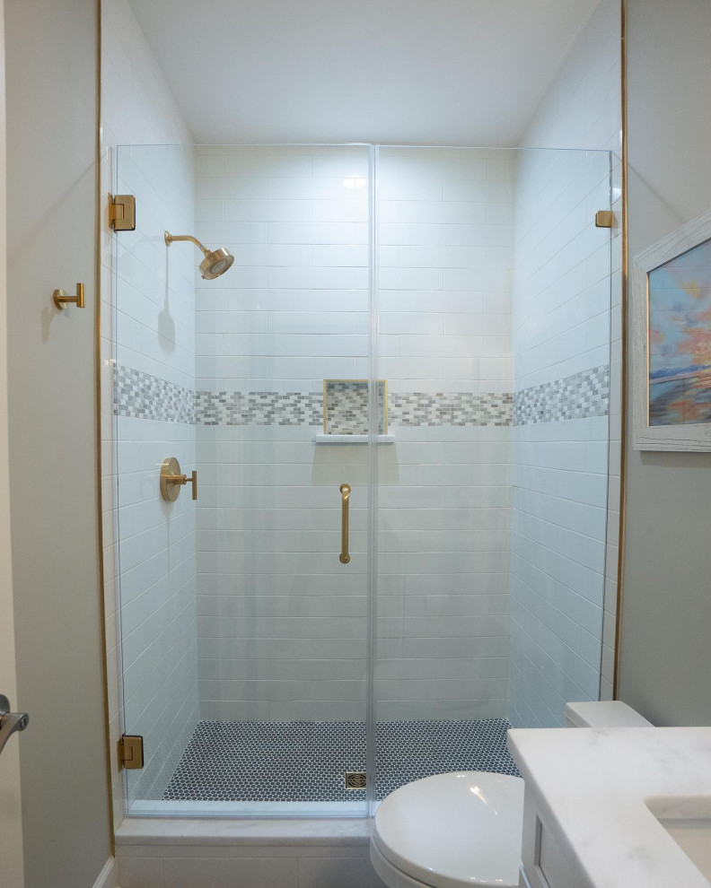 Пример оригинального дизайна: большая ванная комната в морском стиле с фасадами в стиле шейкер, белыми фасадами, душем в нише, белой плиткой, керамической плиткой, белыми стенами, полом из плитки под дерево, душевой кабиной, столешницей из искусственного кварца, серым полом, душем с распашными дверями, белой столешницей, нишей, тумбой под две раковины, встроенной тумбой и стенами из вагонки
