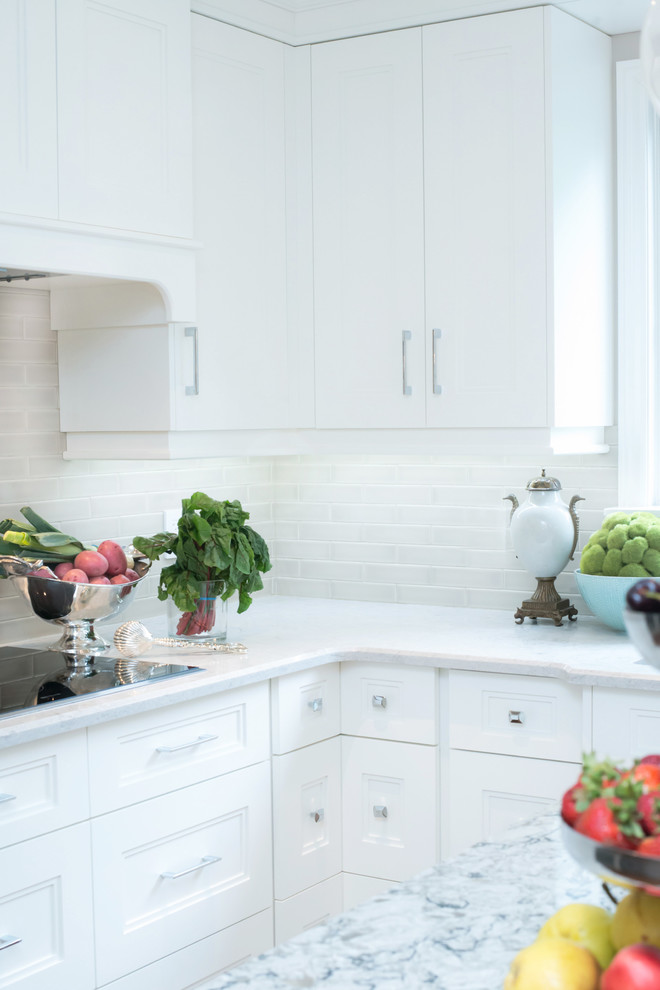 Inspiration for a mid-sized transitional kitchen remodel in Toronto