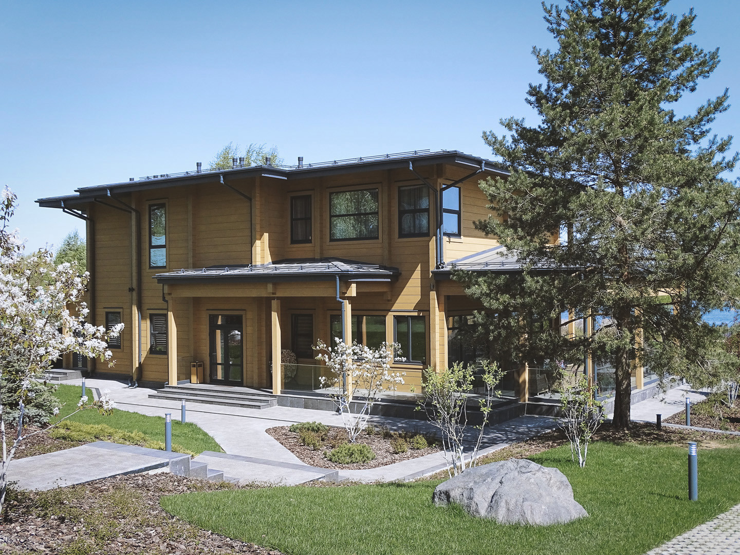 Ландшафт перед входом в дом