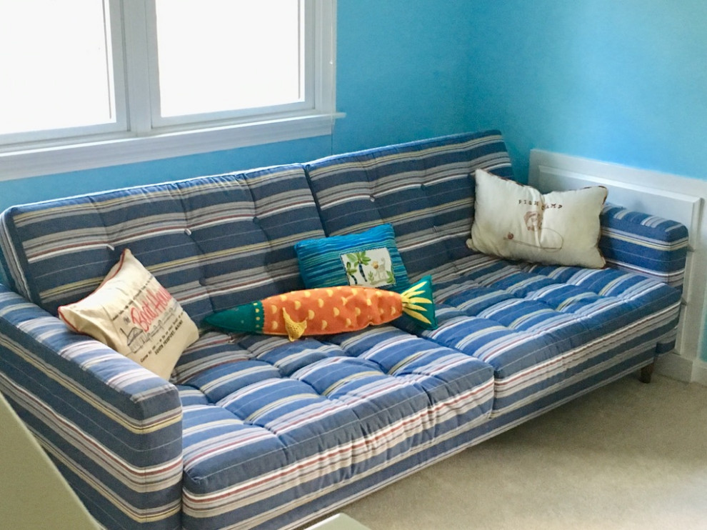 Идея дизайна: большая спальня в морском стиле с синими стенами, ковровым покрытием и бежевым полом