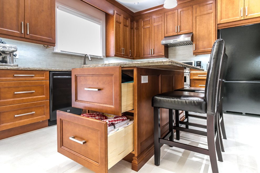 Transitional kitchen photo in Toronto