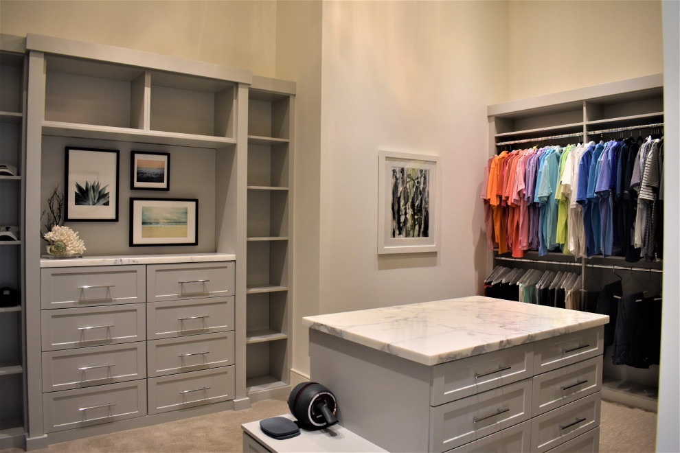 Großer Moderner Begehbarer Kleiderschrank mit Schrankfronten im Shaker-Stil, grauen Schränken, Teppichboden, grauem Boden und gewölbter Decke in Miami