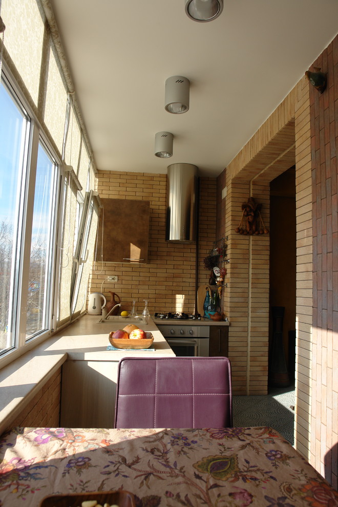 Перепланировка: из однушку в двушку с кладовкой и рабочим местом в спальне.