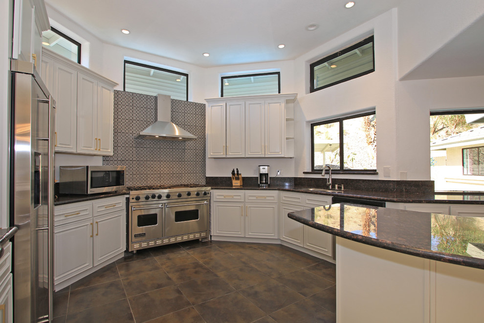 Eat-in kitchen - large transitional u-shaped porcelain tile and brown floor eat-in kitchen idea with an undermount sink, shaker cabinets, white cabinets, granite countertops, black backsplash, stainless steel appliances, an island, black countertops and ceramic backsplash
