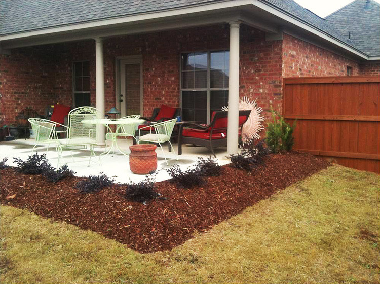 Design ideas for a mid-sized partial sun backyard mulch landscaping in Jackson.