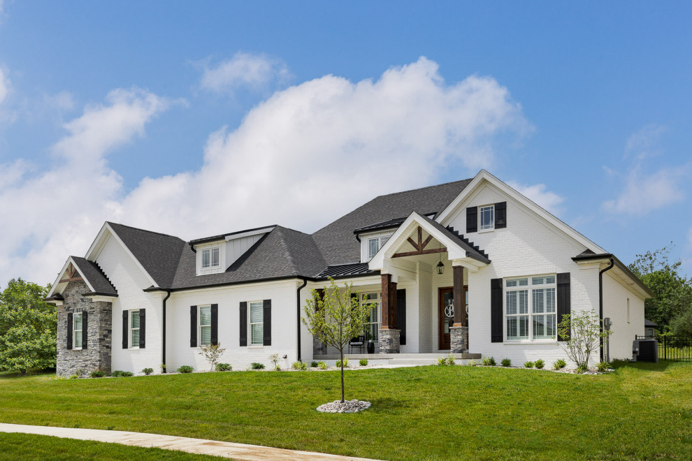 Landhaus Haus mit Backsteinfassade und weißer Fassadenfarbe in Louisville