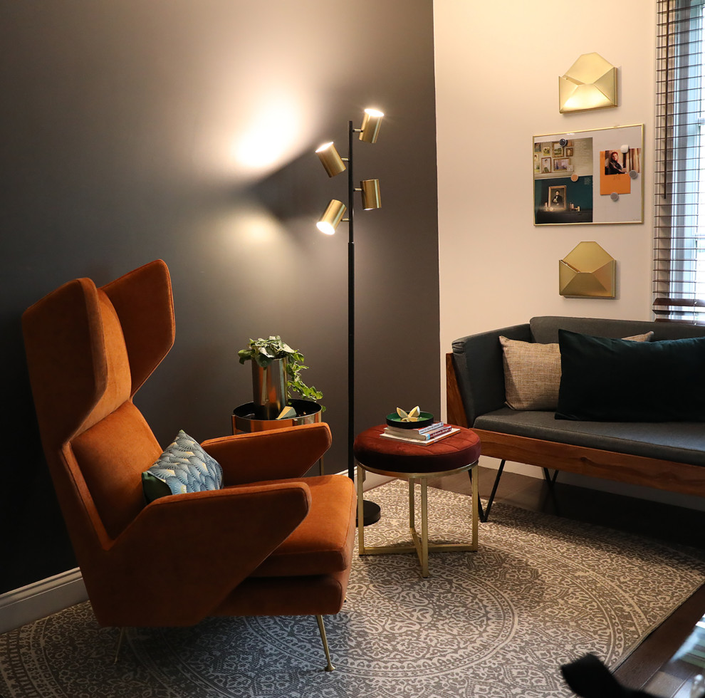 Esempio di un ufficio minimalista di medie dimensioni con pareti grigie, parquet scuro, scrivania autoportante e pavimento marrone