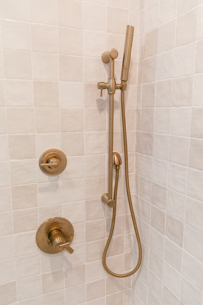 Esempio di una stanza da bagno con doccia moderna con ante in stile shaker, ante bianche, piastrelle bianche, piastrelle in ceramica, top in quarzite, top bianco, un lavabo e mobile bagno freestanding