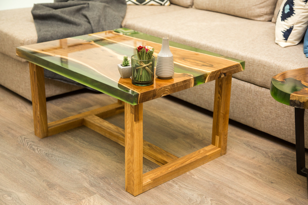 Стол из карагача с зелеными реками