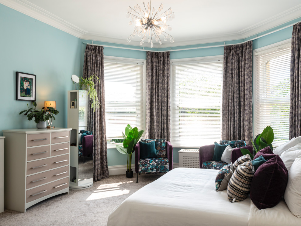 Источник вдохновения для домашнего уюта: большая хозяйская спальня в современном стиле с синими стенами, ковровым покрытием, бежевым полом и кессонным потолком без камина