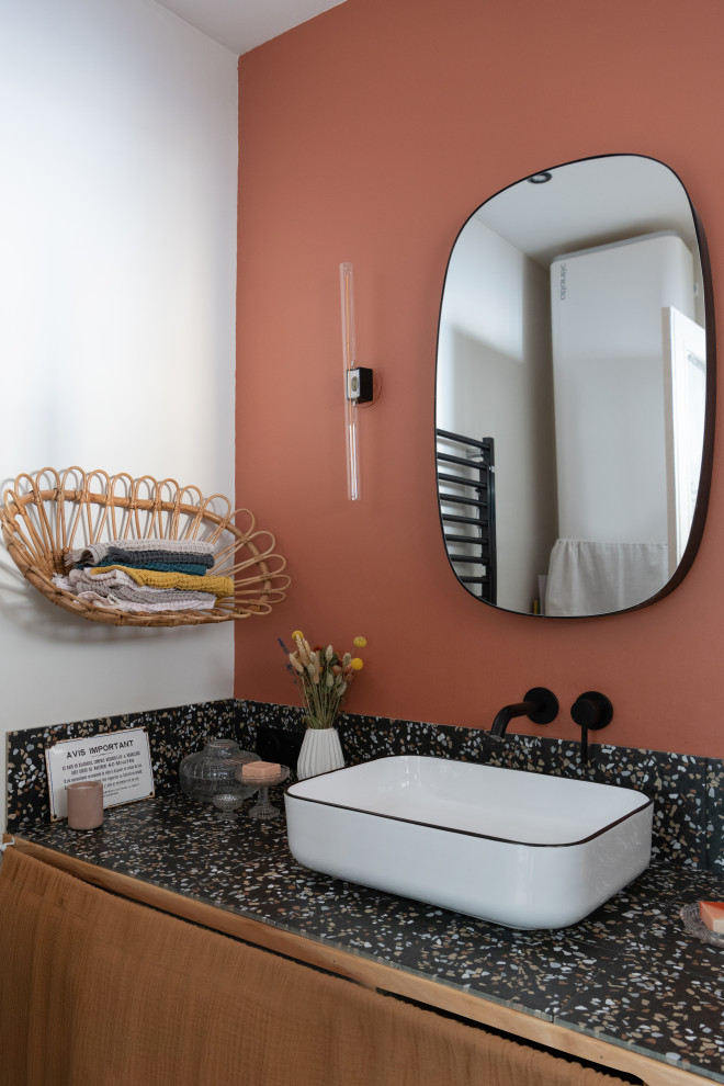 Idéer för att renovera ett mellanstort 60 tals badrum med dusch, med öppna hyllor, gula skåp, en vägghängd toalettstol, svart kakel, keramikplattor, röda väggar, målat trägolv, ett avlångt handfat, vitt golv och med dusch som är öppen
