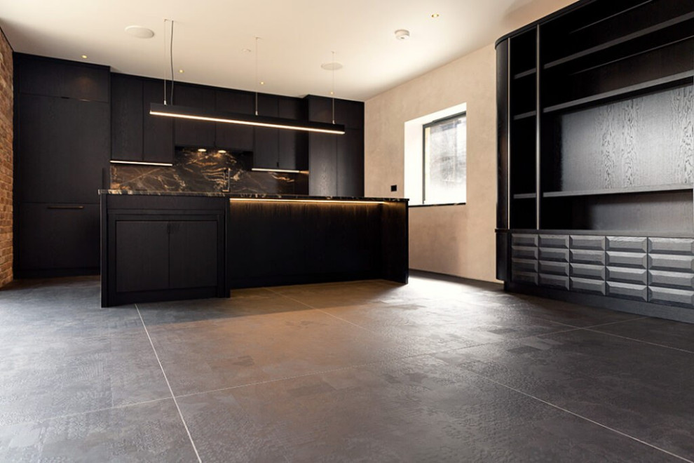Inspiration för stora nordiska linjära svart kök och matrum, med en enkel diskho, luckor med profilerade fronter, svarta skåp, träbänkskiva, svart stänkskydd, stänkskydd i marmor, svarta vitvaror, klinkergolv i keramik, en köksö och beiget golv