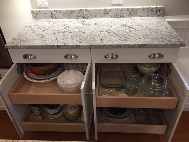 Kitchen - transitional kitchen idea in New York