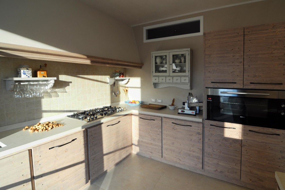 This is an example of an expansive traditional u-shaped open plan kitchen in Florence with an undermount sink, shaker cabinets, light wood cabinets, granite benchtops, beige splashback, porcelain splashback, stainless steel appliances, porcelain floors and with island.