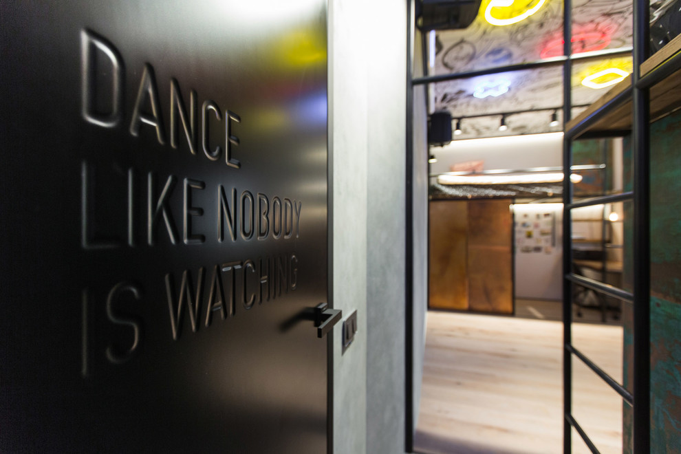 Дверь с гравировкой