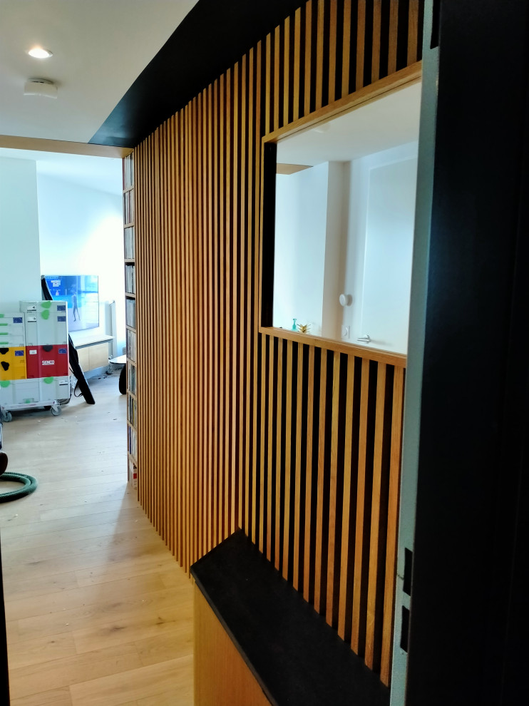 Идея дизайна: большой коридор в современном стиле с деревянными стенами