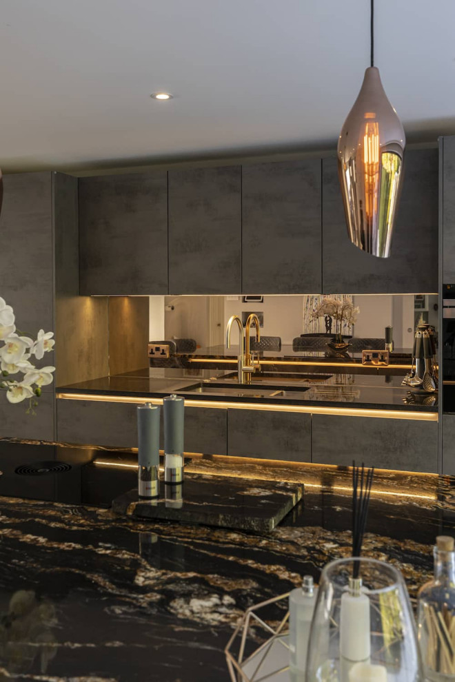 Foto di una grande cucina moderna con lavello a doppia vasca, ante lisce, ante nere, top in granito, paraspruzzi a effetto metallico, paraspruzzi a specchio, elettrodomestici neri, pavimento con piastrelle in ceramica, pavimento bianco e top nero