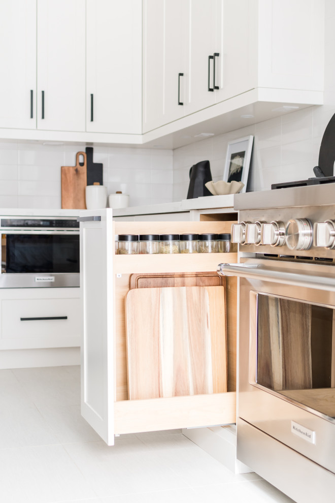 Kitchen - transitional kitchen idea in Toronto