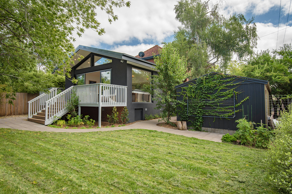 Mid-sized midcentury backyard deck in Canberra - Queanbeyan with no cover.