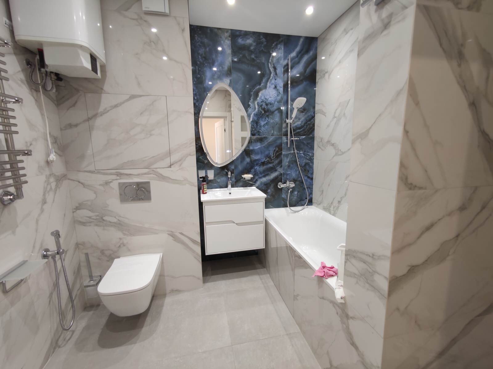 Ванная с синей плиткой