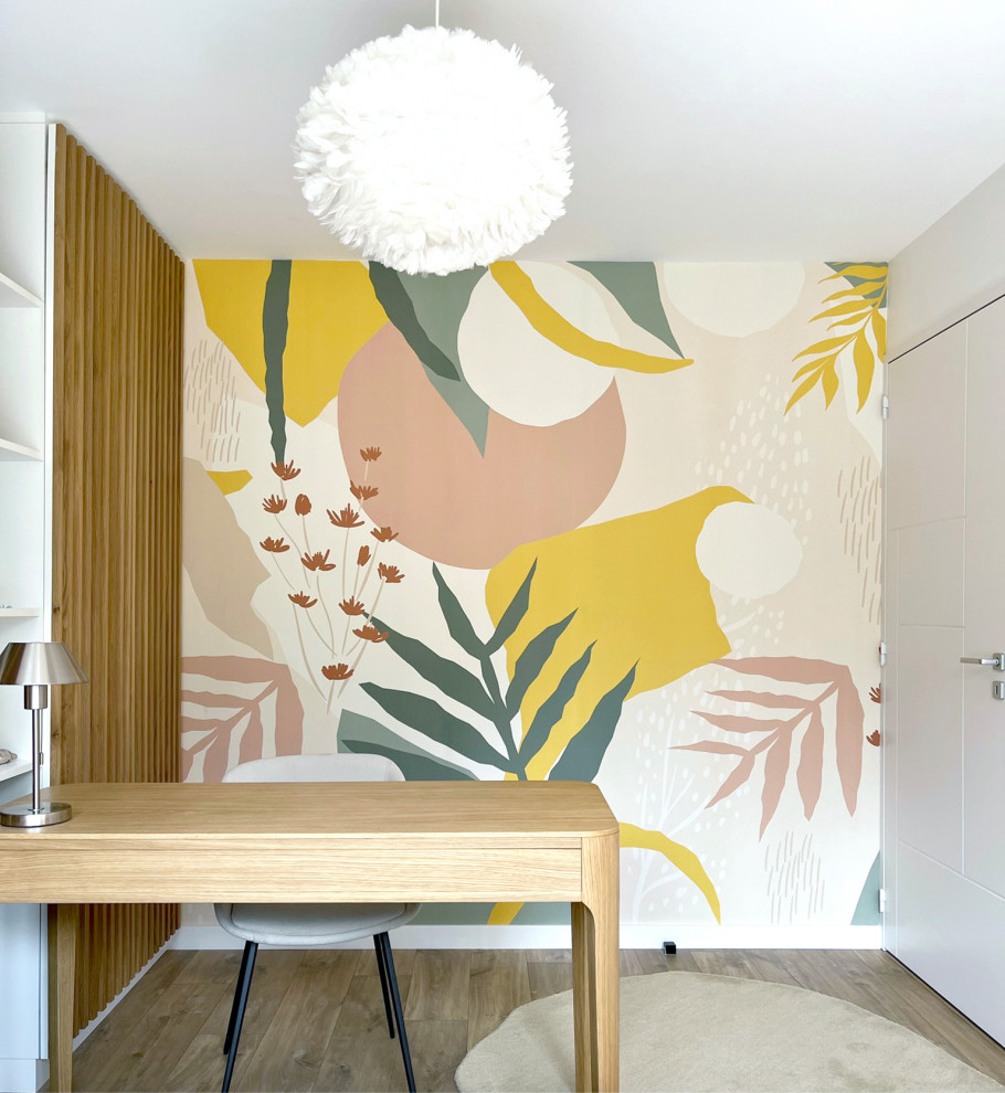 Diseño de dormitorio moderno de tamaño medio sin chimenea con paredes amarillas, suelo laminado, suelo beige y papel pintado