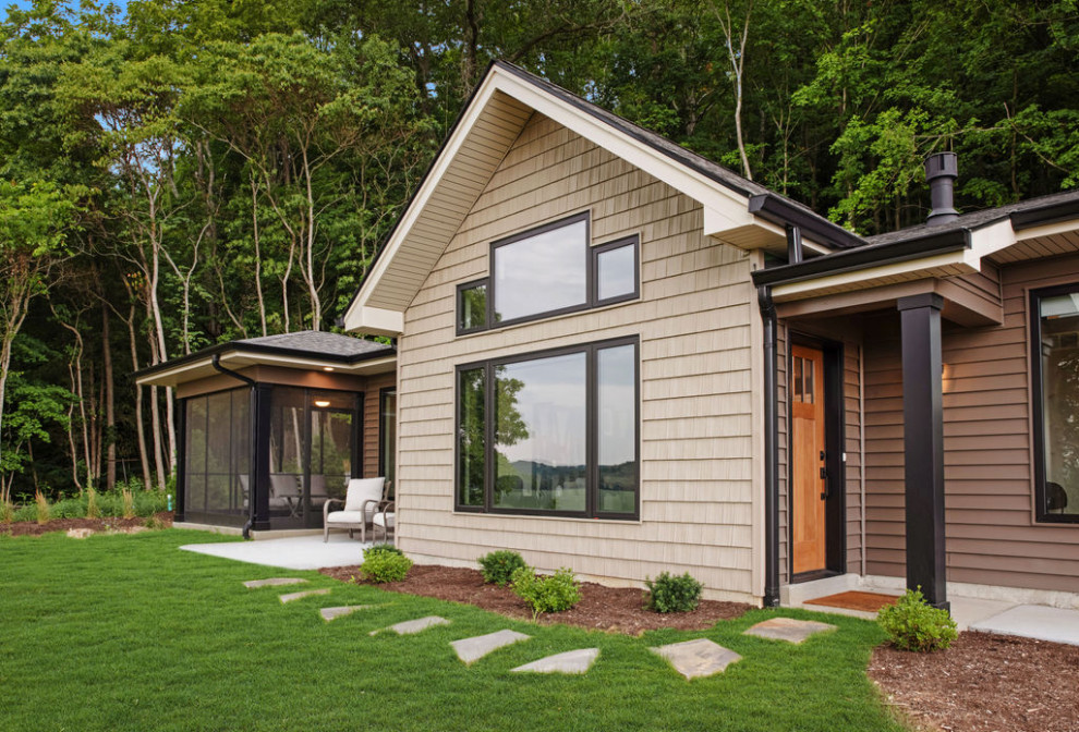 Inspiration pour une petite façade de maison multicolore minimaliste en bardeaux de plain-pied avec un revêtement en vinyle, un toit à deux pans, un toit en shingle et un toit gris.