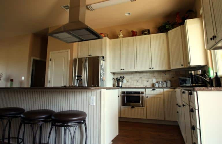 Transitional kitchen photo in Austin