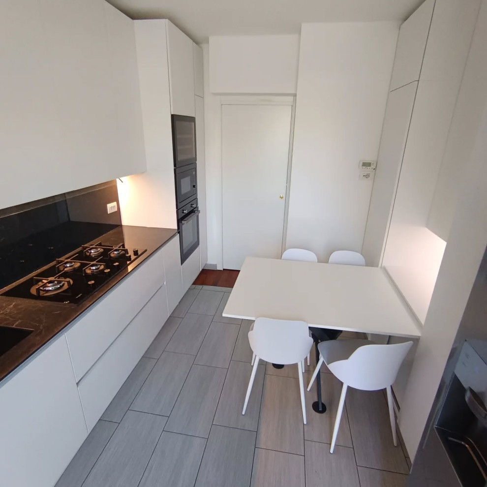 Cucina in total white spatolato con top e schienale in ceramica