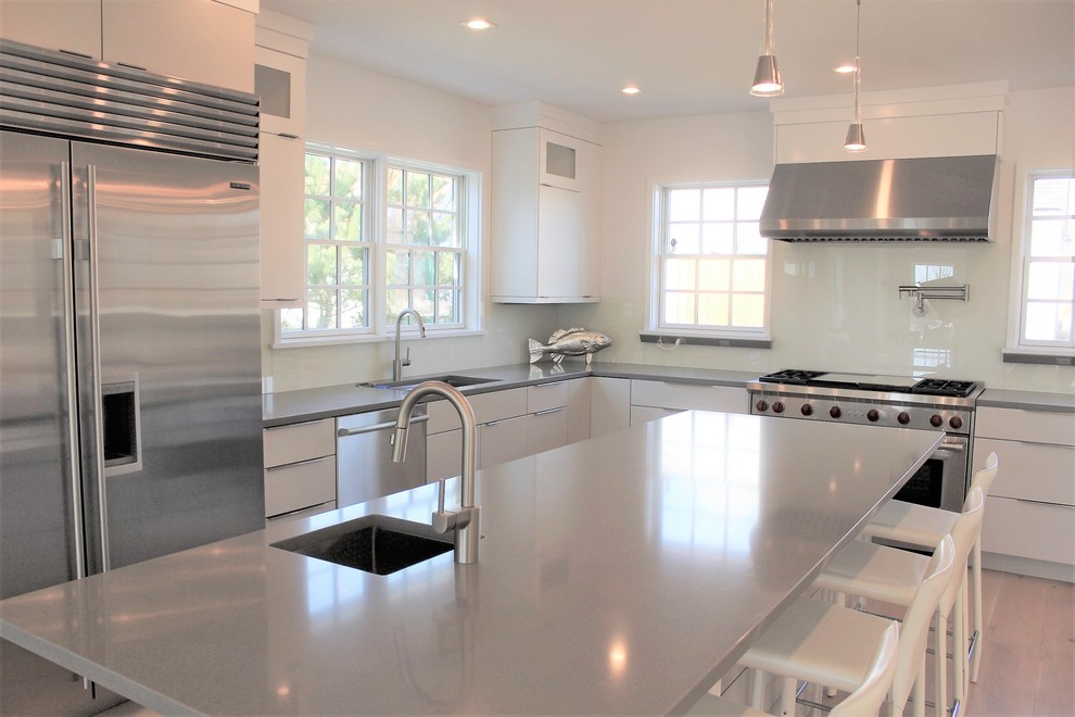 Kitchen - modern kitchen idea in Boston