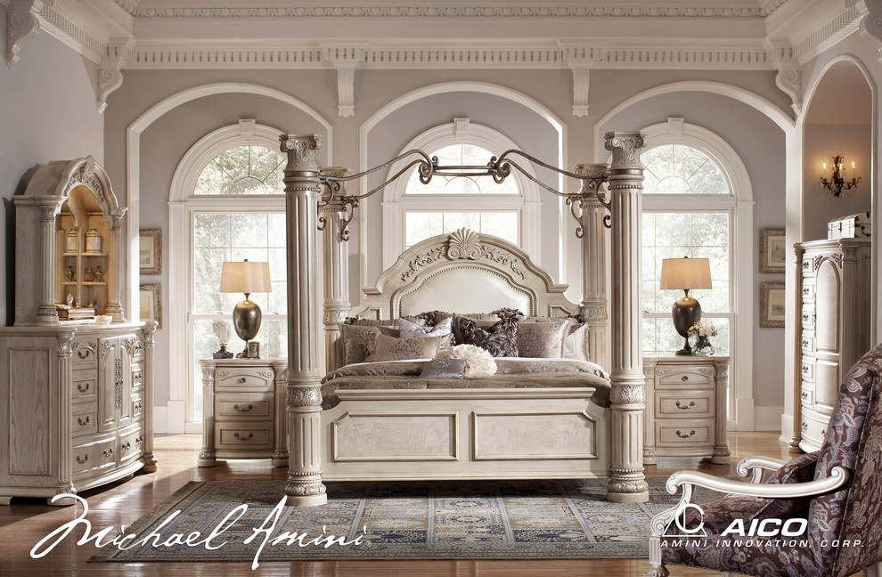 Inspiration for a traditional bedroom in Tampa.