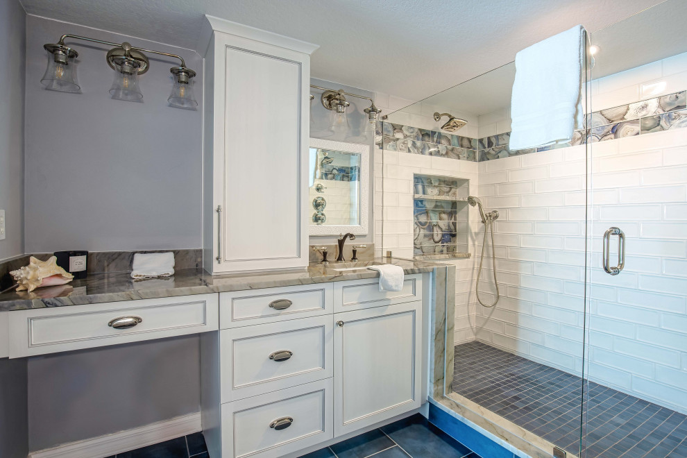 Bild på ett mellanstort funkis grå grått en-suite badrum, med luckor med infälld panel, grå skåp, en kantlös dusch, blå kakel, glaskakel, grå väggar, klinkergolv i porslin, ett undermonterad handfat, bänkskiva i kvartsit, blått golv och dusch med gångjärnsdörr