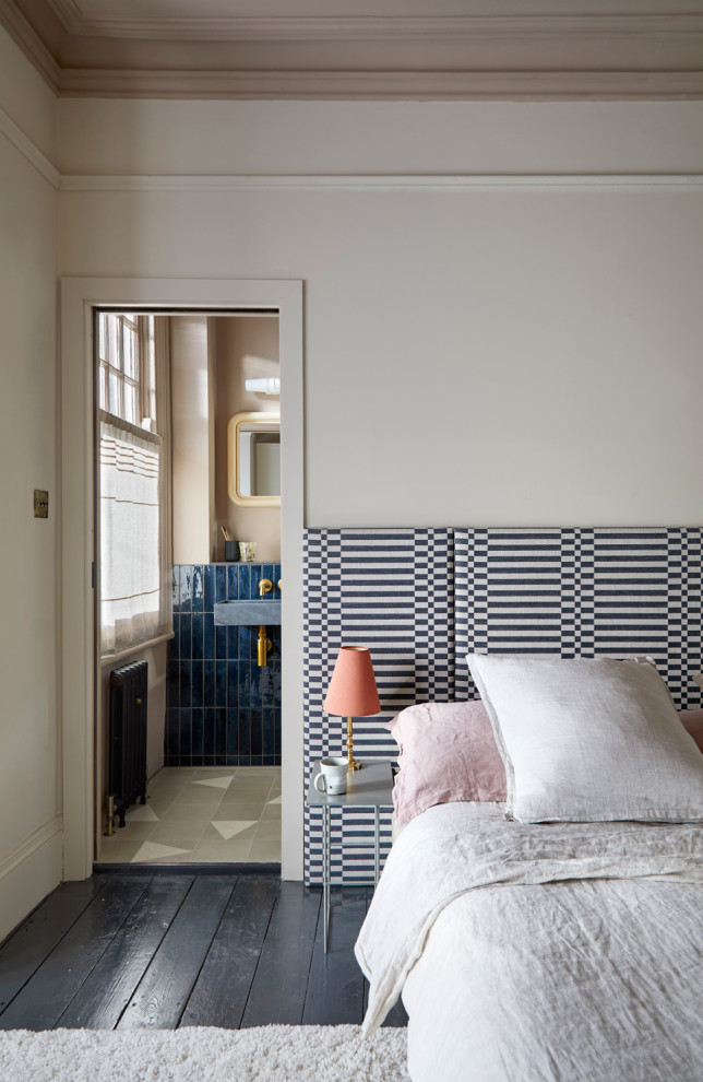 Стильный дизайн: хозяйская спальня среднего размера в стиле модернизм с бежевыми стенами, деревянным полом и черным полом - последний тренд